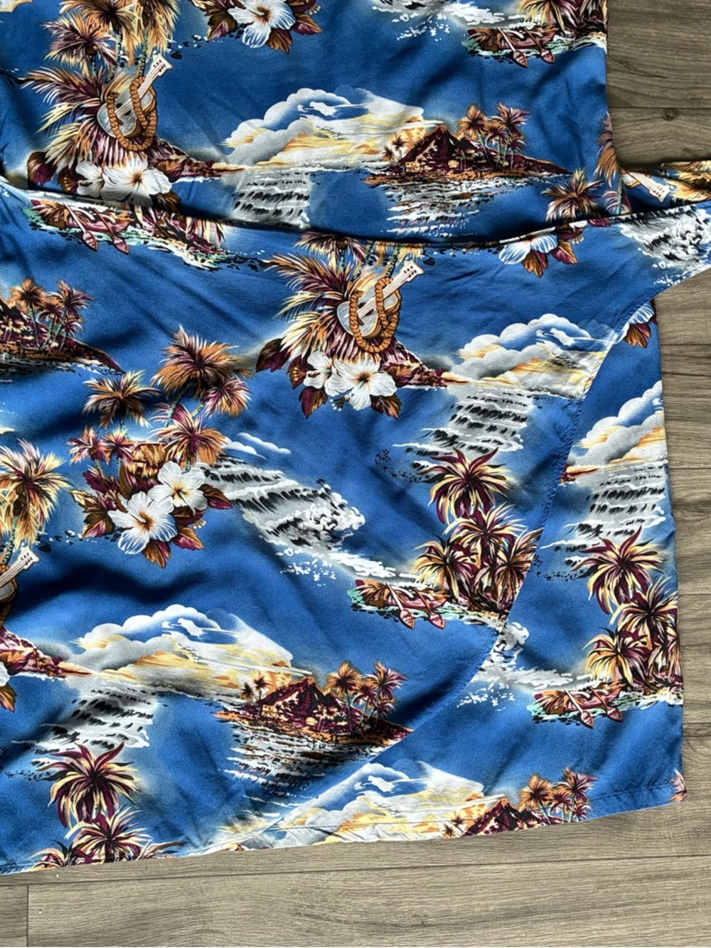 Hilo Hattie Blue Floral Hawaiian Shirt with Red Logo Tag - Picture 7 of 15